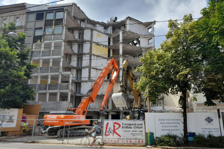 Bürohaus von Swietelsky in der Wiedner Hauptstraße wird abgerissen, Bagger