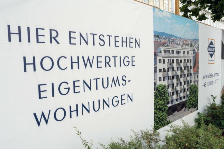 Werbeplakat des Neubaus in der Wiedner Hauptstraße 56, "Hier entstehen hochwertige Eigentumswohnungen"