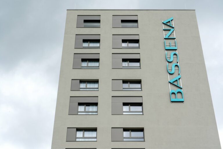 Hotel Bassena am Dr.-Adolf-Schärf-Platz in Kagran