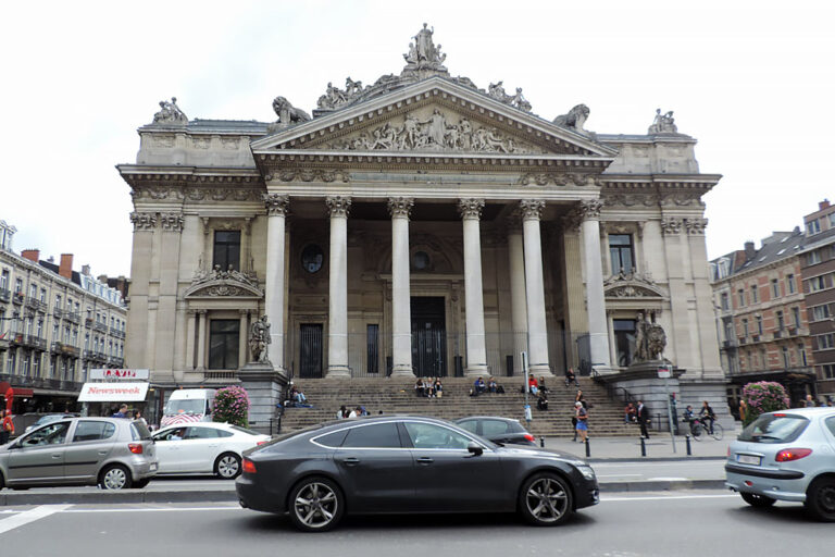 Börse in Brüssel, historisches Gebäude, Autos