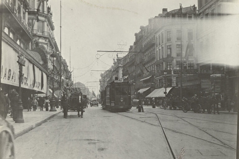 historische Aufnahme von Brüssel, Pferdewagen, Straßenbahn