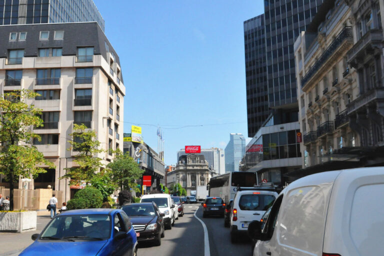 Autos auf einer Straße im Stadtzentrum von Brüssel, Hochhäuser