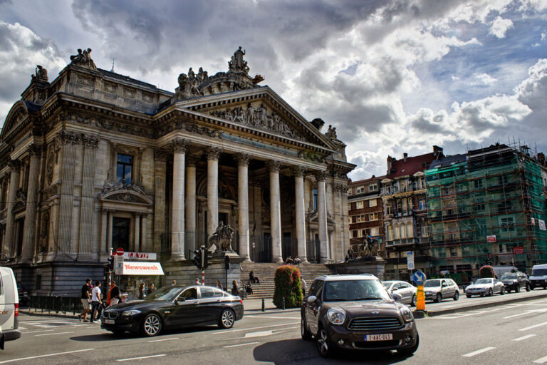 Brüsseler Innenstadt, Börsegebäude, Autos