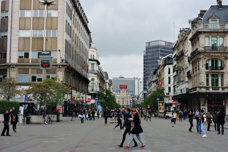 Fußgängerzone in Brüssel, im Hintergrund Place de Brouckère und Hochhäuser