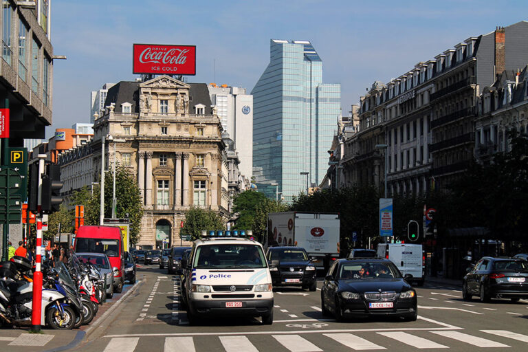 Innenstadt von Brüssel, Autos, historische Gebäude, Hochhäuser
