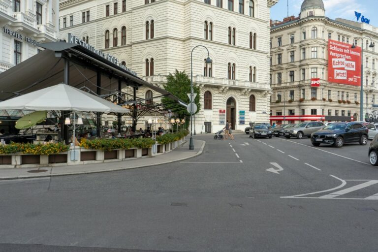 Gastgarten des Café Landtmann in Wien, Straße, Parkplatz, historische Gebäude