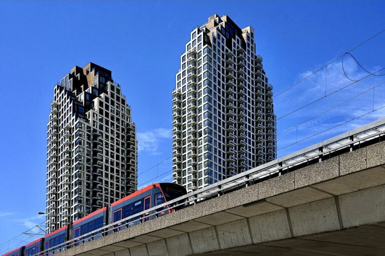 Hochhäuser in Den Haag, Straßenbahn, Brücke