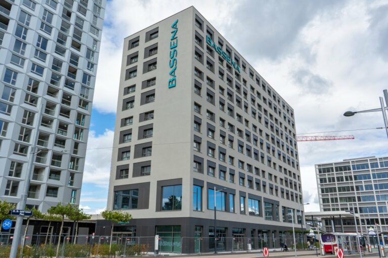 Fassade des Hotels Bassena, Neubaugebiet "Vienna TwentyTwo", Hochhäuser