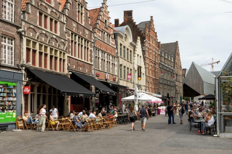 Fußgängerzone mit Bars und historischen Gebäuden