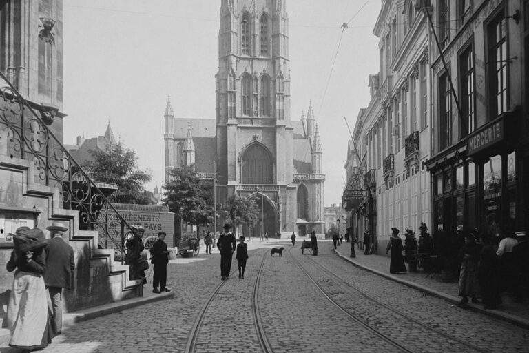 historische Aufnahme, Kirche, Fußgänger, Straßenbahnschienen, Hund, Geschäfte