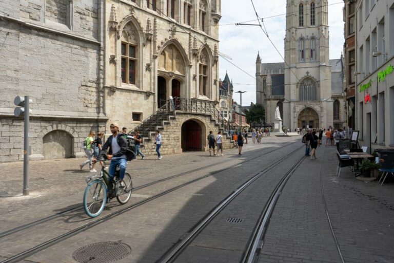 Radfahrer fährt durch das Stadtzentrum von Gent