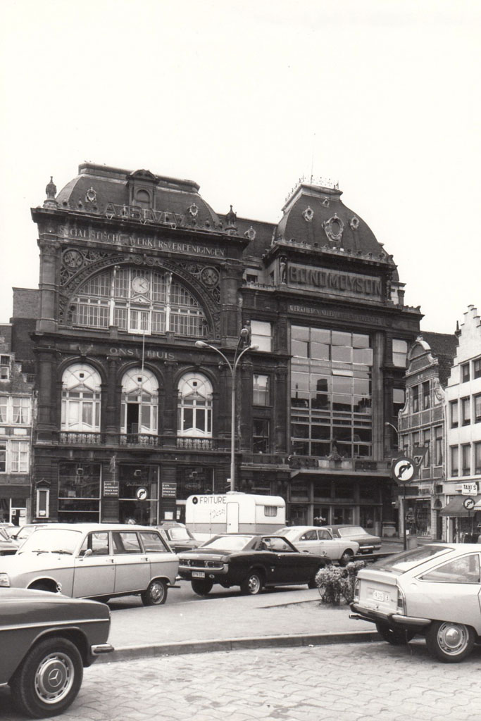Gewerkschaftsgebäude auf einem historischen Platz in Gent, Architektur der Jahrhundertwende, davor parkende Autos