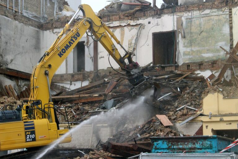 Hausabriss in Wien-Meidling, Bagger, Schutt