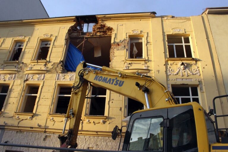 Gründerzeithaus in Meidling wird abgerissen, Bagger, historische Fassade