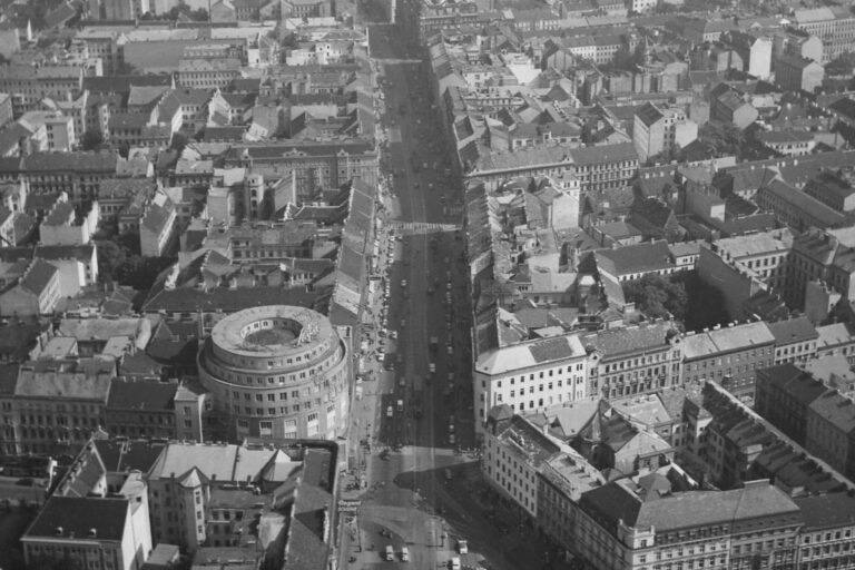 Luftaufnahme der Mariahilfer Straße mit dem Kaufhaus Stafa an der Ecke Kaiserstraße