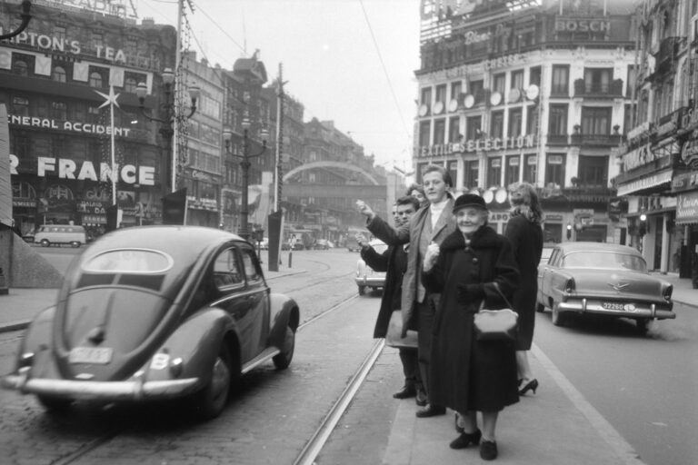 Autostopper/Anhalter am Place de Brouckère in Brüssel, altes Foto, Käfer