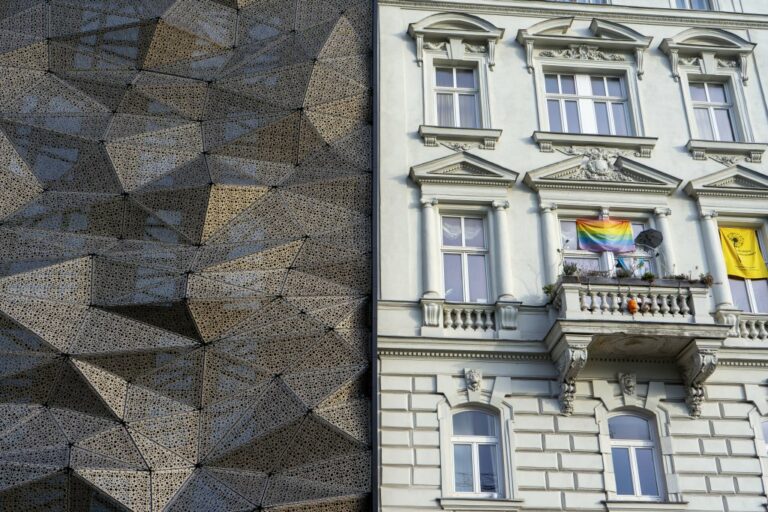 links das Hotel Indigo mit dunkler Fassade aus Metallplatten, rechts ein Gründerzeithaus mit historistischem Dekor