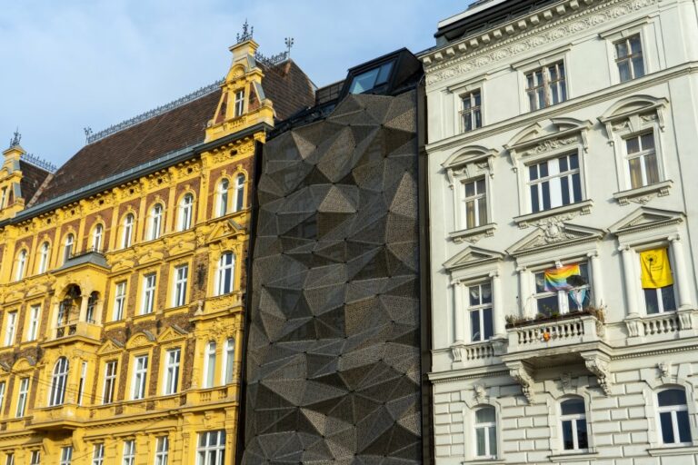 Neubau zwischen zwei Altbauten in WIen-Margareten, Neubau mit dunkler Fassade