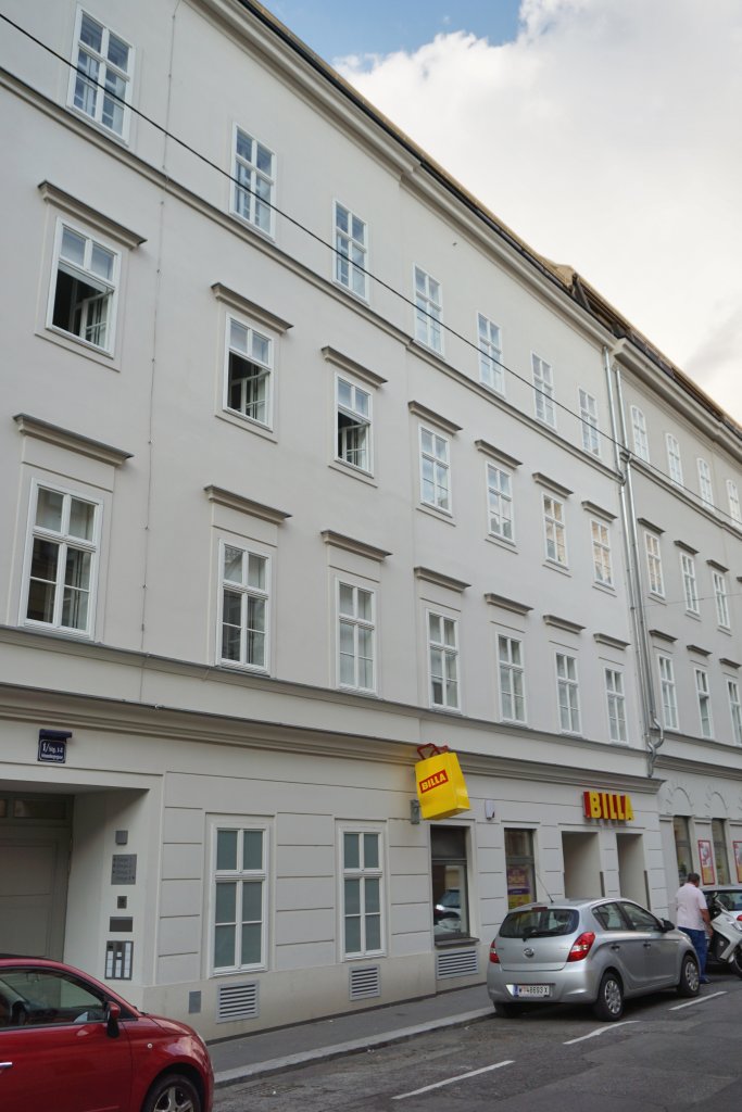altes Haus mit renovierter Fassade in Wien-Wieden, Billa, Autos