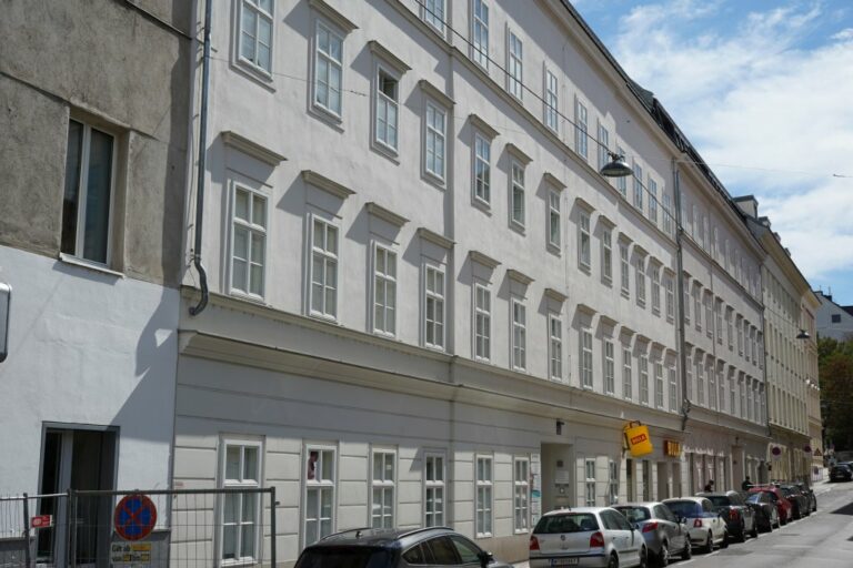 sanierte Biedermeierhäuser in der Schaumburgergasse 1 und 3 in Wien-Wieden