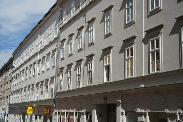 sanierte Biedermeierhäuser in der Schaumburgergasse 1 und 3 in Wien-Wieden, Fassaden rekonstruiert