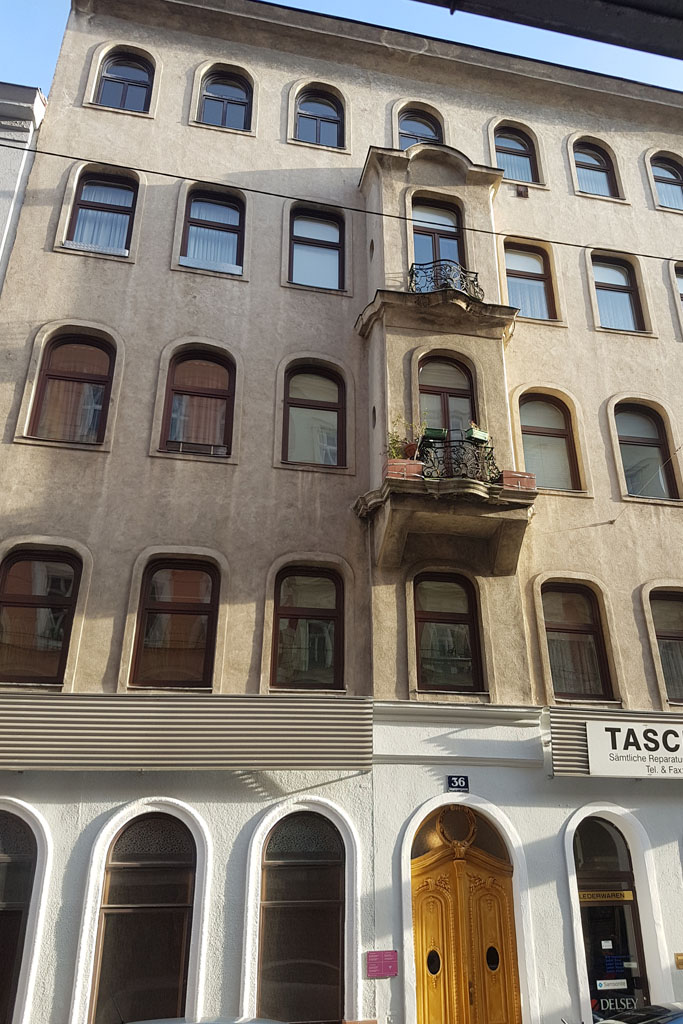 Gründerzeithaus in Wien mit entferntem Fassadendekor