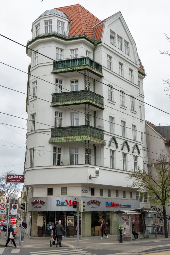 Gründerzeithaus im 4. Bezirk in Wien, unten Geschäfte (Radetz, Der Mann)