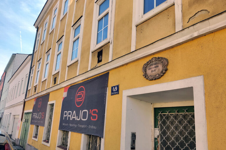 Gründerzeithaus in Hernals, Plakat der Abbruchfirma Prajo's