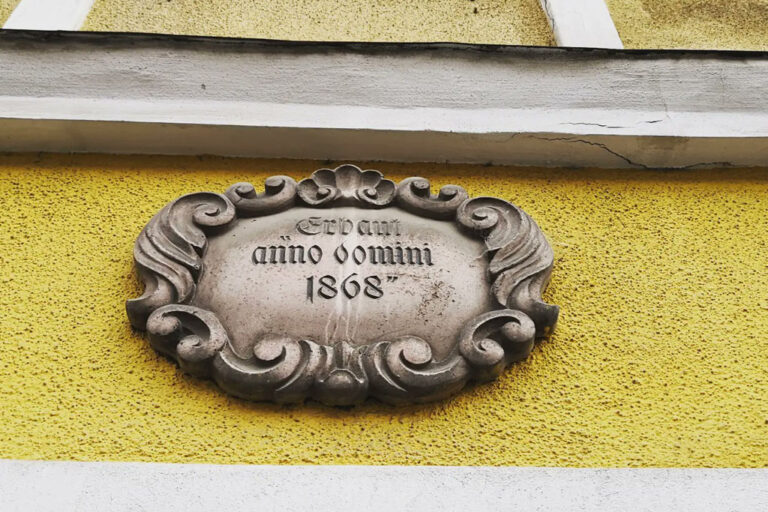 "Erbaut anno domini 1868", Plakette auf einem Gründerzeithaus in Wien-Hernals