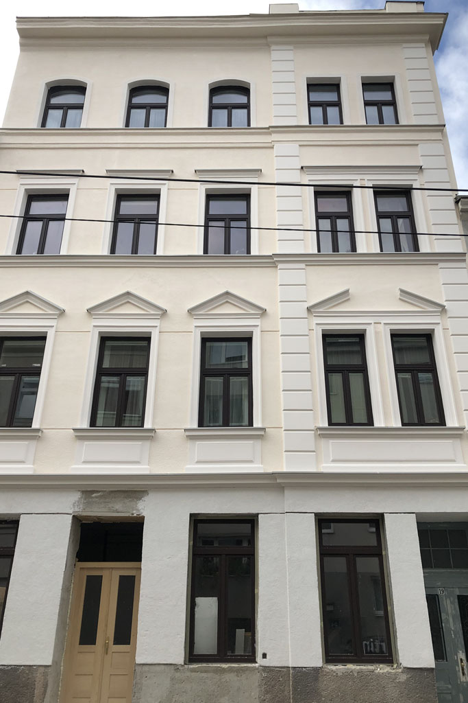 Fassade einer sanierten Gründerzeithauses in Wien, Dekor rekonstruiert