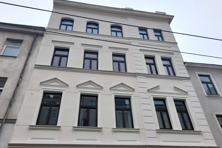 Fassade eines sanierten Wohnhauses in 1170 Wien