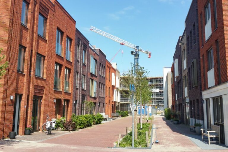 Wohnhäuser in den Niederlanden, verkehrsberuhigte Straße