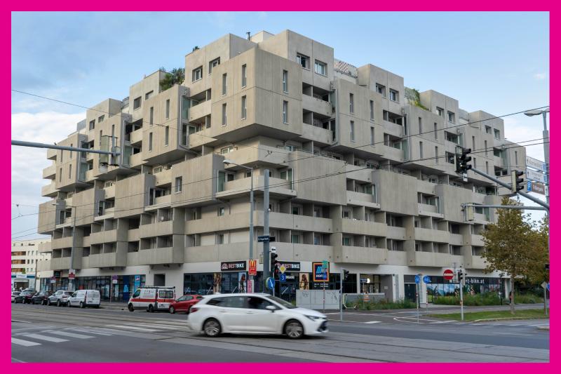 Mehr über den Artikel erfahren Eine Betonburg und die Frage der Fassade