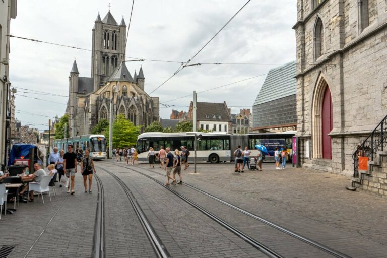 Fußgänger, Bus und Straßenbahn im Zentrum von Gent, Kirche