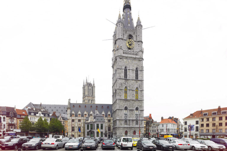 historischer Turm in Gent mit Uhr