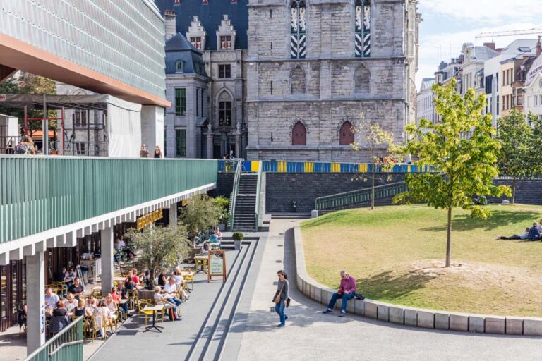 neu gestalteter Platz im Zentrum von Gent