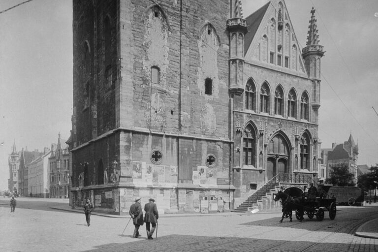 Gebäude, Fuhrwerk, Spaziergänger, historische Aufnahme