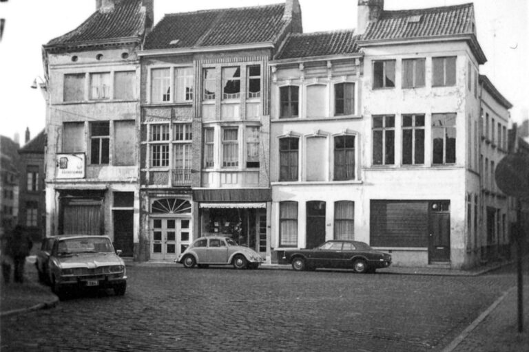 Häuserzeile in Gent, altes Foto, Autos