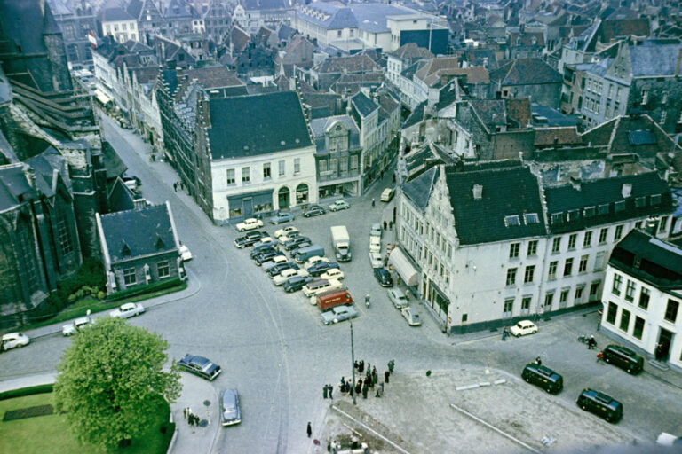Zentrum von Gent, parkende Autos auf einem Stadtplatz, Blick vom Belfried, altes Foto