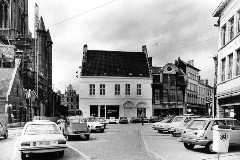 altes Foto von Gent, parkende Autos, alte Häuser