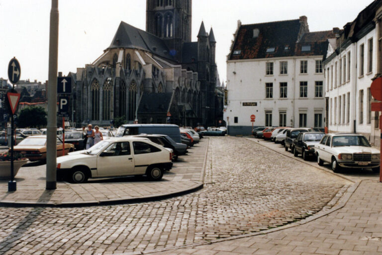 Parkplatz, Pflasterstraße, Kirche, alte Gebäude