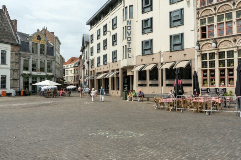 autofreier Platz, Novotel, alte Gebäude, Gastgärten