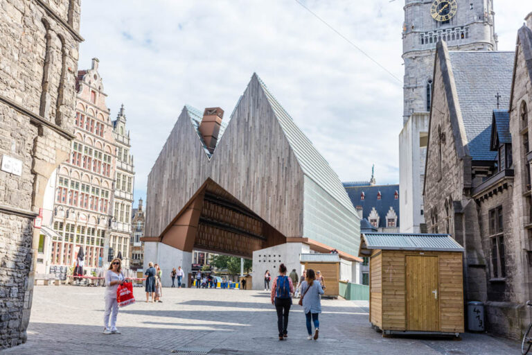 neues Gebäude umgeben von alten Gebäuden in Belgien