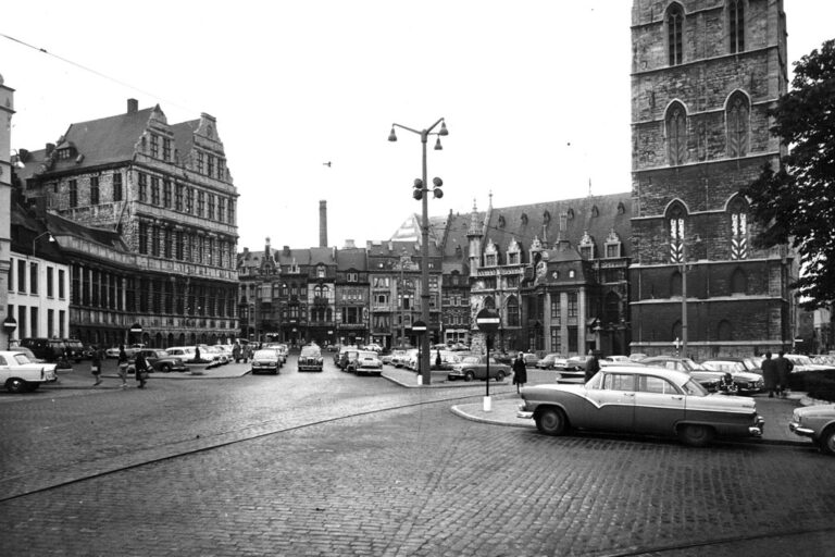 Stadtzentrum von Gent, links das Rathaus, rechts der Belfried, in der Mitte parkende Fahrzeuge und eine hohe Straßenlaterne