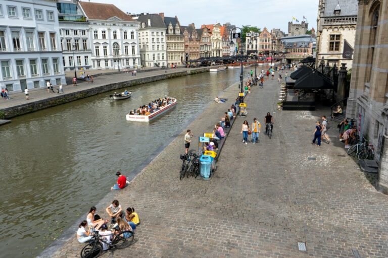 Kanal in Gent, Fußgängerzone, Boot, alte Gebäude