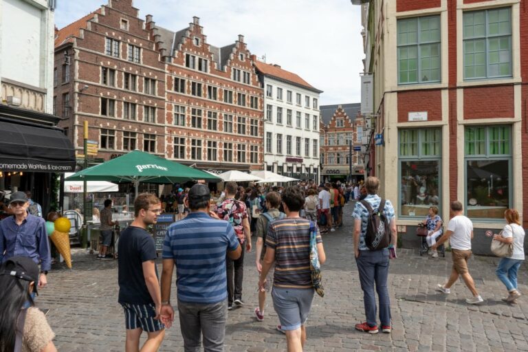 Fußgängerzone im Zentrum einer Stadt in Belgien, alte Häuser