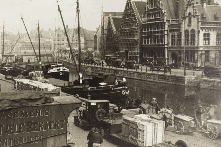 historische Fotoaufnahme von Gent, Schiffe am Fluss Leie, alte Häuser