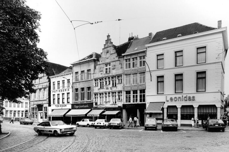 altes Foto einer Häuserzeile im Zentrum von Gent, Geschäft der Firma "Leonidas"