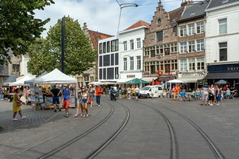 Platz im Zentrum von Gent, Geschäfte, viele Leute