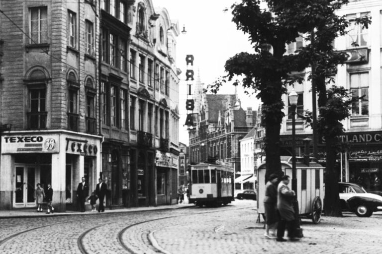 Straßenbahn fährt durch die Altstadt von Gent, alte Aufnahme